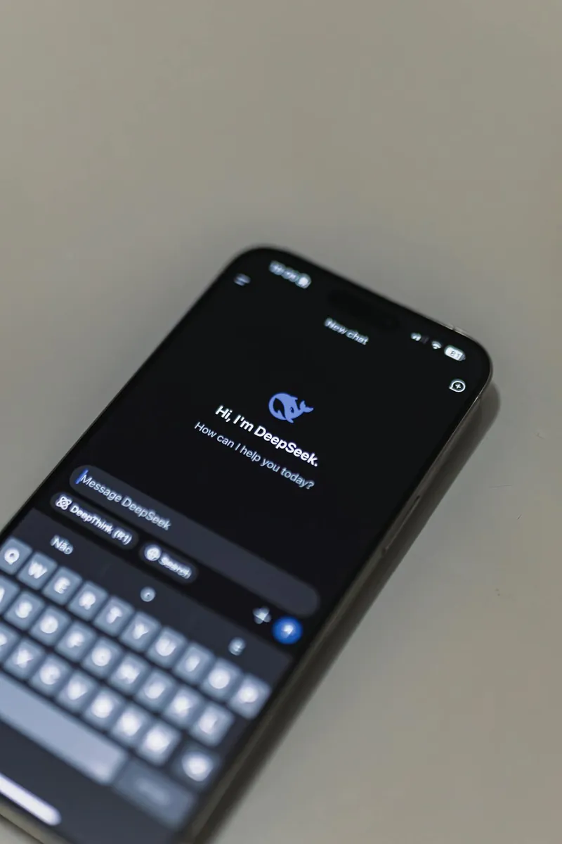 App AI chatbot su smartphone: AEO in pratica