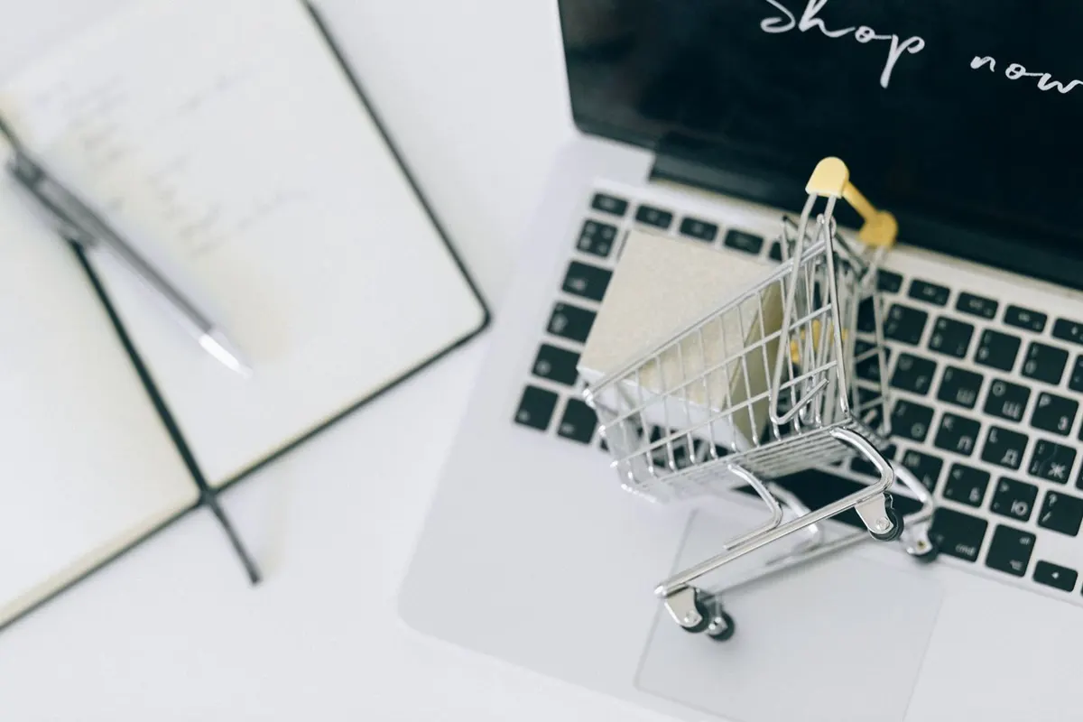 Un piccolo carrello della spesa sulla tastiera di un portatile: in un ecommerce il momento più delicato è il pagamento