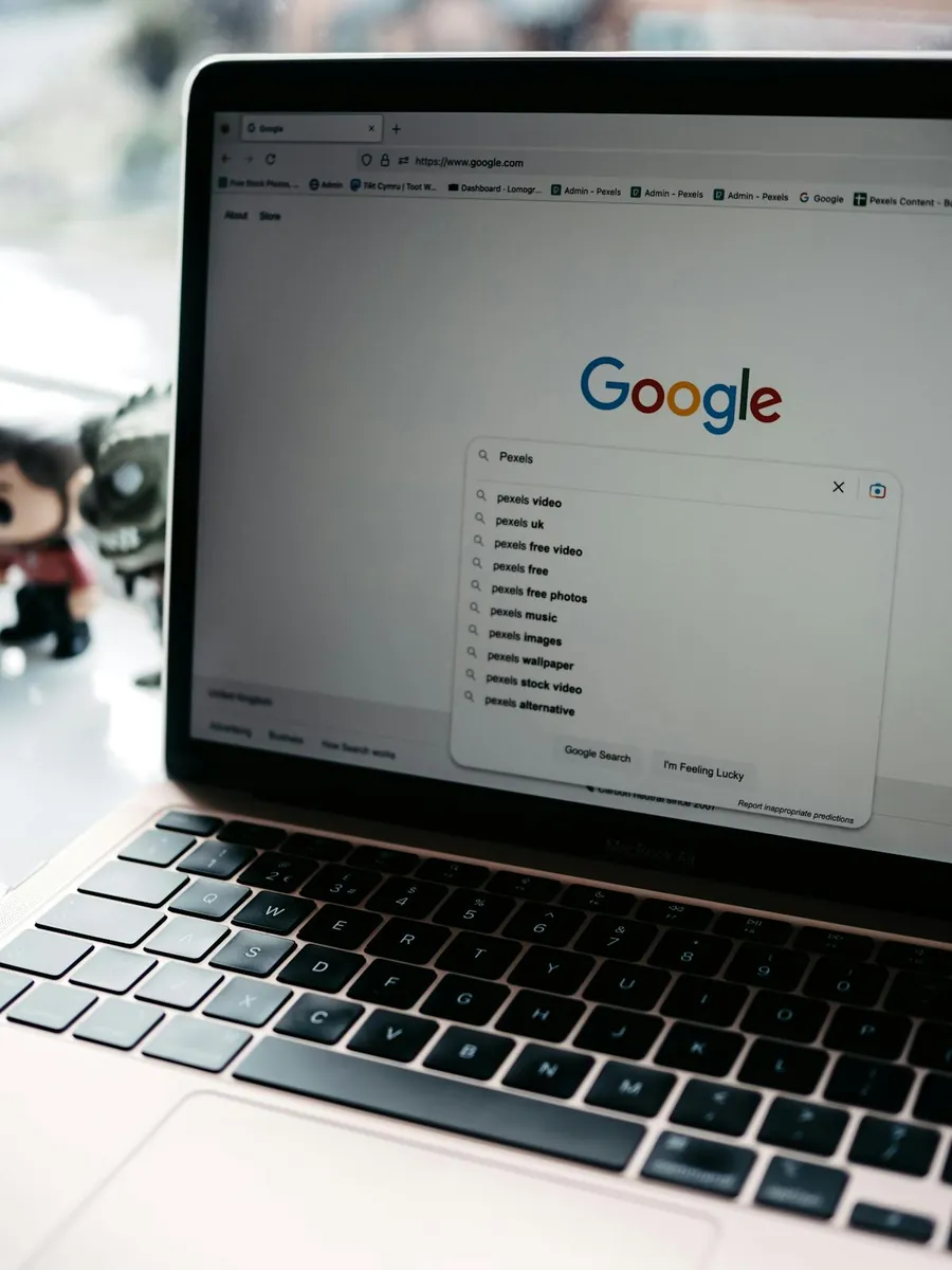 Laptop con Google aperto: SEO e AEO si integrano