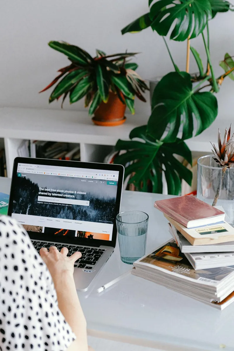 Persona che lavora al computer: sito web fai da te o strategia professionale?